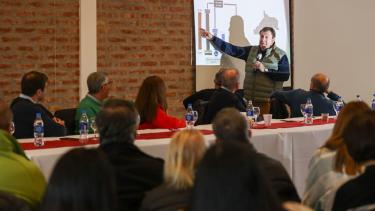 El gobernador Weretilneck encarga mediciones en forma constante. Ahora la mira está puesta en el vinculo con el presidente Milei.