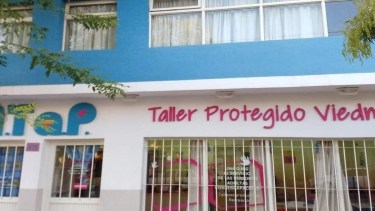 La asociación ofrece una amplia variedad de talleres, que abarcan desde costura y jardinería hasta cocina y la confección de bolsas biodegradables, esta última siendo la actividad con la que el Taller dio sus primeros pasos en 1978. Foto: Gentileza.