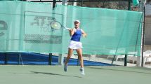 Imagen de Isabel Arabarco, de Neuquén, se pone la camiseta de Argentina para el Sudamericano Sub 14 de tenis