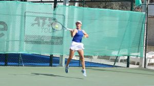 Isabel Arabarco, de Neuquén, se pone la camiseta de Argentina para el Sudamericano Sub 14 de tenis