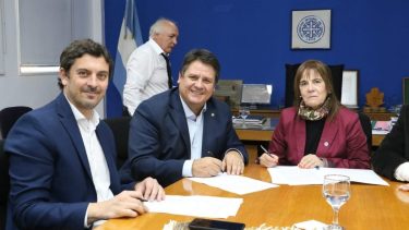 El secretario de Innovación y Gestión Estratégica, Gastón Contardi, el intendente Mariano Gaido y la recorta de la universidad del Comahue, Beatriz Gentile. Foto: Gentileza. 
