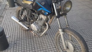 Detienen a una mujer en Viedma que transitaba a bordo de una moto robada