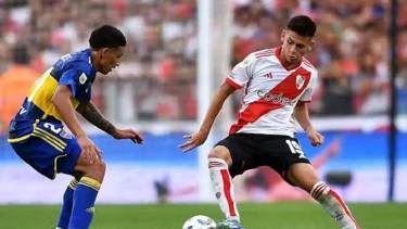 Claudio Echeverri durante su primer Superclásico ante Boca.