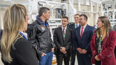 El presidente de Paraguay, Santiago Peña , y su comitiva recorrieron hoy la sede de Invapo en Bariloche. Foto gentileza Invap