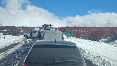 «Parece julio»: el video del éxodo de Copahue a Caviahue entre la nieve y la furia del viento blanco en la Patagonia