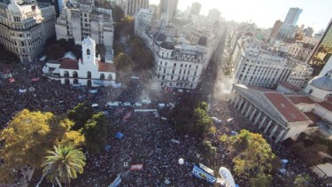 Llegan las columnas de manifestantes a Plaza de Mayo. Foto: gentileza Infobae. 
