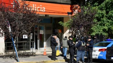 Las familias se manifestaron en el banco Galicia de Neuquén. Foto: Matías Subat. 