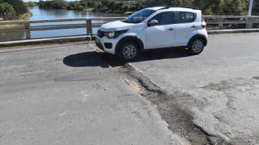 Las grietas y baches del puente sobre el río Colorado, en la Ruta 22, genera preocupación en el Valle Medio. Foto: Gentileza