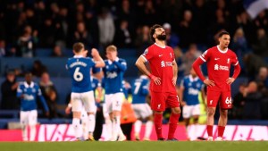 El Liverpool de Alexis Mac Allister perdió el clásico y se aleja de la cima en la Premier League