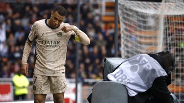 Mbappé marcó un doblete en la goleada del PSG que lo encamina al título.