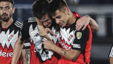 Claudio Echeverri junto a Franco Mastantuono tras la victoria de River en Paraguay. 