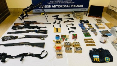 Impactante arsenal de fusiles incautado en Rosario. Foto: Policía Federal. 