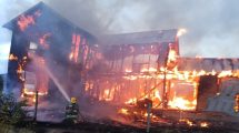Imagen de Un feroz incendio arrasó por completo a una vivienda en San Martín de los Andes