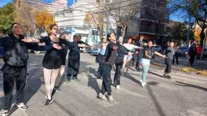 Video | Espectáculos, danza y charlas: así festejan el Día Internacional de la Danza, en Roca