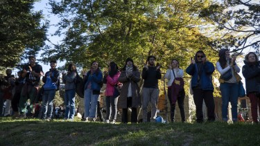La convocatoria de los trabajadores de Parques tuvo movilizó a muchos barilochenses que se sumaron al abrazo (foto: Marcelo Martínez)