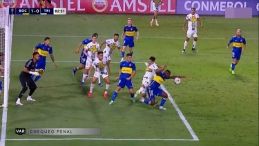 Advíncula protagonizó la polémica de la noche en el encuentro entre Boca y Trinidense.