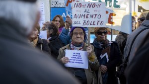 Protestaron contra el ajuste en la puerta de la Anses de Bariloche
