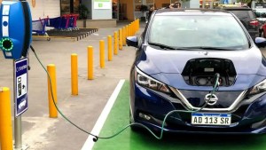 Analistas prevén más demanda de vehículos eléctricos, pero las ventas se desaceleran