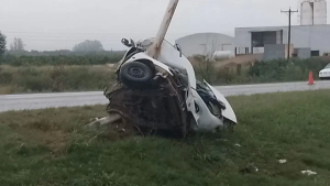 Un joven murió tras chocar contra un poste en Entre Ríos: el auto se partió a la mitad por el impacto