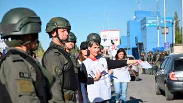Los docentes se cuelan por el cordón de Gendarmería para entregar los panfletos. Foto: Florencia Salto. 
