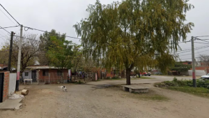 Balearon a dos jóvenes en la vereda de una casa en Rosario: uno murió y el otro está grave estado