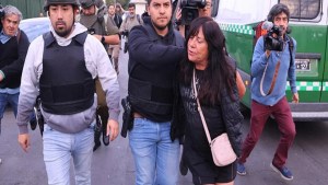 Chile: la detuvieron, le quitó el arma a un guardia y empezó a los tiros