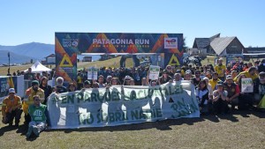 El reclamo por los despidos en Parques Nacionales se hizo escuchar en la largada de las 100 millas de la Patagonia Run