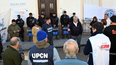 Con los empleados afuera y se mantiene la custodia de la Policía Federal. Foto: Marcelo Ochoa.
