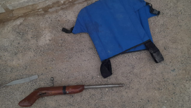 La escopeta y el chaleco antibalas fue secuestrado por el personal de la policía el domingo por la mañana. foto: gentileza