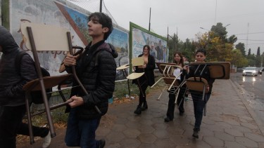 Cortaron una calle troncal de Neuquén capital, por una clase en defensa de la universidad pública. Foto: Oscar Livera