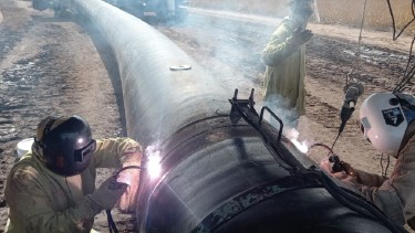 Primera soldadura para la reversión del Gasoducto Norte. Foto: gentileza Energía Argentina. 