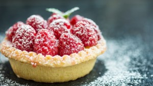 Tartitas ácidas de frambuesa que estallan en la boca: conocé la receta fácil y rápida de un clásico