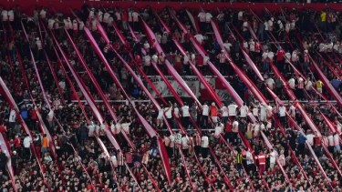 Hinchas de Gremio denunciaron que recibieron gestos racistas por parte de la parcialidad de Estudiantes.