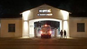 Un motociclista quedó en terapia intensiva luego de impactar contra un árbol en Roca