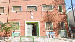 Susto en Flores: un niño de 6 años llevó un arma cargada a la escuela