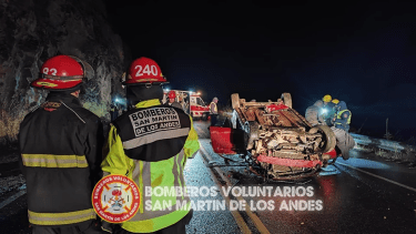 Personal de bomberos rescató al conductor. Foto: Gentileza.