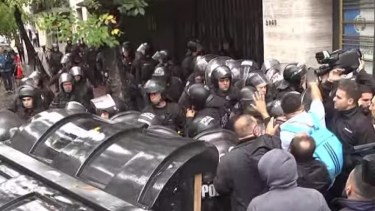 Incidentes con la policía durante un reclamo de la UTA en el barrio de Once. 