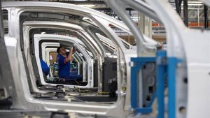 La actividad industrial cayó 6,8% en febrero y es el noveno mes con números negativos