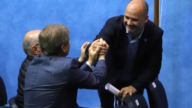 Tortoriello (de espalda) y Martín se saludan en la Legislatura, pero la rivalidad es inocultable. Foto: Marcelo Ochoa