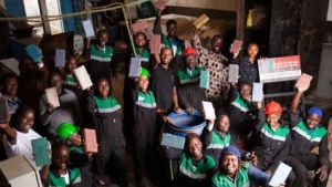 En Kenia, una organización fabrica ladrillos a partir de plástico reciclado