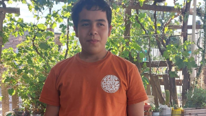 Leo tiene 15 años y necesita viajar desde Añelo a China para recibir una cirugía que le cambiará su vida