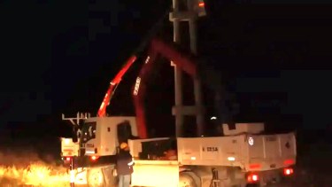 Los trabajos de operarios de Edersa no se detienen en la noche.