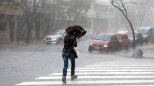 Pesadilla para estudiantes en Bahía Blanca: cortes de agua por algas y alerta de tormentas y viento