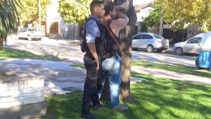 Intentó vender marihuana de manera «insistente» en pleno centro de Roca y terminó detenido