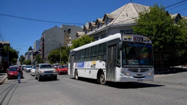 El transporte es uno de los problemas que enfrenta la actual gestión, por la quita de subsidios. Archivo