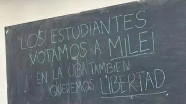 Una de las imágenes que reposteó el presidente de Milei, con una leyenda en un pizarrón de la UBA. Twitter. 