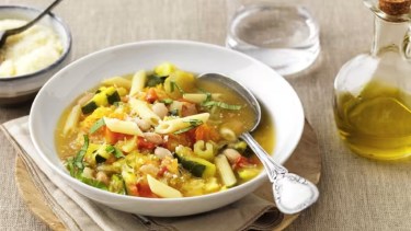 Cómo hacer una sopa Minestrone para calentar el cuerpo y llenar el corazón