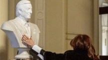 Imagen de Por qué reubicaron el busto de Néstor Kirchner para poner el de Carlos Menem en la Casa Rosada