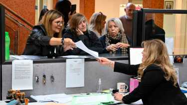 La agrupación Magenta y autoconvocadas por Calf encabezaron la entrega de más de 12.000 firmas por mesa de entradas al Concejo Deliberante de Neuquén (foto Florencia Salto)