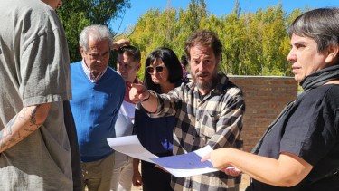 Recorrieron la zona junto a representantes de la vecinal, en la costa del río Limay. Foto gentileza.